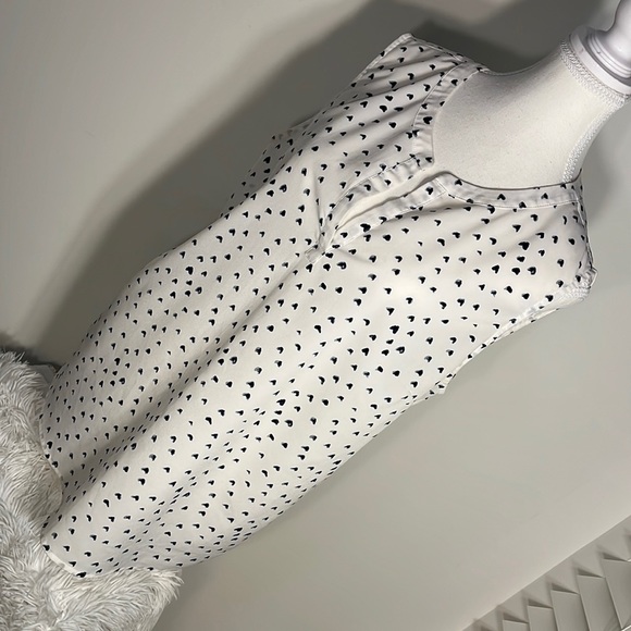 White V-neck blouse with black tiny hearts - Picture 1 of 6